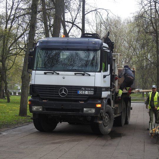 Pilių parke, Gedimino kalno papėdėje yra keičiamos senos šiukšlių dėžės į naujas. Nuotraukoje išvežamos senos, sulamdytos šiukšlių dėžės.