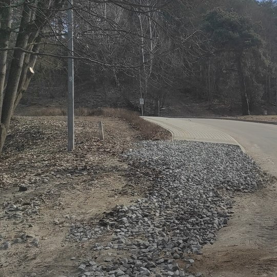 Atsiradusios nedidelės naujos išgraužos, užpiltos skalda. Sutvarkyti automobilių stovėjimo aikštelės pakraščiai.