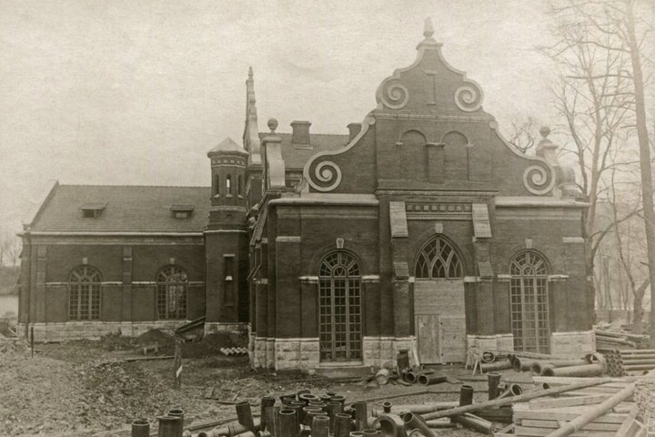 Vandentiekio siurblinė Bernardinų sode. J. Bulhako nuotrauka, 1914 m. Siurblinė nuotraukos fotografavimo metu yra statoma. Aplinkui pastatą mėtosi vamzdžiai ir kitos statybinės medžiagos.