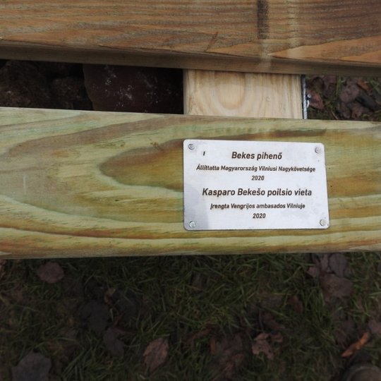 Ant suoliuko prisukta metalinė lentelė, kuri sklebia, kad tai vengrų didiko Kasparo Bekešo poilsio vieta. Parašyta dviem kalbomis - vengriškai ir lietuviškai. Suolai yra Vengrijos ambasados dovana Vilniaus pilių rezervato lankytojams. Kasparas Bekešas buv