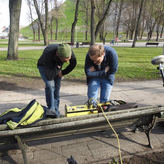 Gedimino kalno papėdėje vyksta tyrimai - dideliame plote atlikami geofiziniai lauko tyrimai ir elektrinės tomografijos metodu.