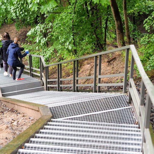 Altanos kalno šiaurės vakarinio šlaito turėklai dažnai apipiešiami grafičiais, paklijuojami lipdukais. Juos lipdami laiptais valo savanoriai.