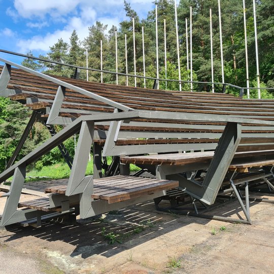 Kalnų parko estrada atverta lankytojams. Baigta tvarkyti Kalnų parko estrada, talpinanti iki 7100 žiūrovų, taip pat baigtos tvarkyti metalinės konstrukcijos ir suolai.