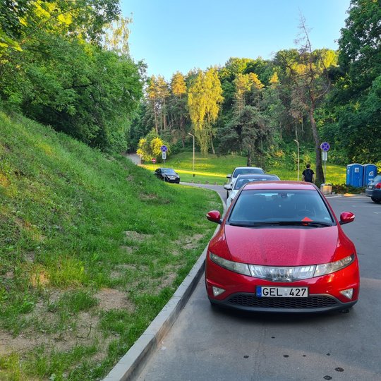 Vilniaus miesto savivaldybės administracijos Viešosios tvarkos skyriaus pareigūnai paliko „raudonus lapelius“ už mašinų valituvų. Tai padės vairuotojams atsiminti visuotines Kelių eismo taisykles ir jų punktus.