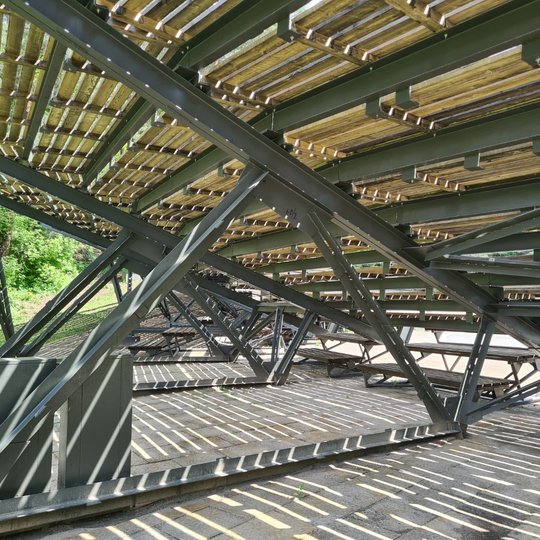 Kalnų parko estrada atverta lankytojams. Baigta tvarkyti Kalnų parko estrada, talpinanti iki 7100 žiūrovų, taip pat baigtos tvarkyti metalinės konstrukcijos ir suolai.