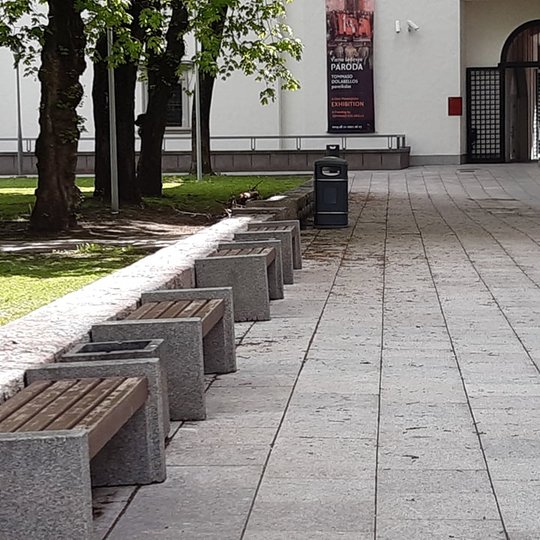 Naujomis šiukšlių dėžėmis aprūpinta karaliaus Mindaugo teritorija, takai šalia Katedros šiaurinės dalies ir takai link Senojo arsenalo. Senos šiukšlių dėžės išvežamos iš teritorijos.