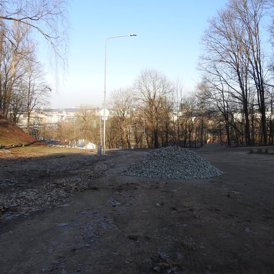 Ant įvažiavimo į Kalnų parką yra išpilta skalda. Ji skirta sutvarkyti kelio pakraščius. Yra gražus saulėtas rytas.