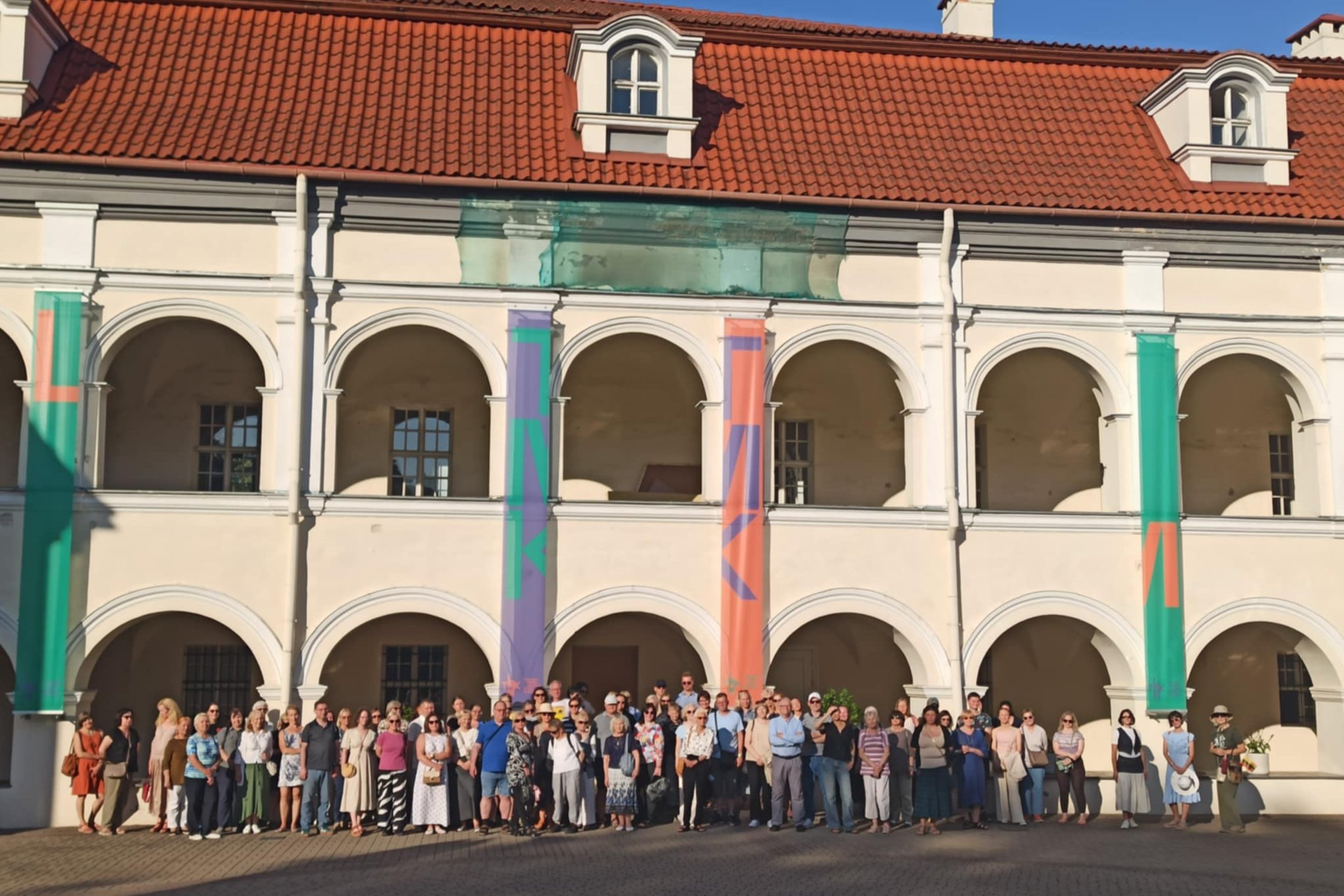 Nuotraukoje minia žmonių dalyvauja ekskursijoje