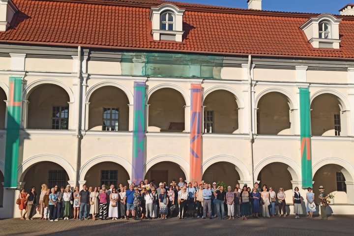Nuotraukoje minia žmonių dalyvauja ekskursijoje