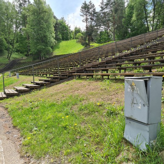 Kalnų parko estrada atverta lankytojams. Baigta tvarkyti Kalnų parko estrada, talpinanti iki 7100 žiūrovų, taip pat baigtos tvarkyti metalinės konstrukcijos ir suolai.