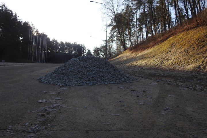 Ant įvažiavimo į Kalnų parką yra išpilta skalda. Ji skirta sutvarkyti kelio pakraščius. Yra gražus saulėtas rytas.