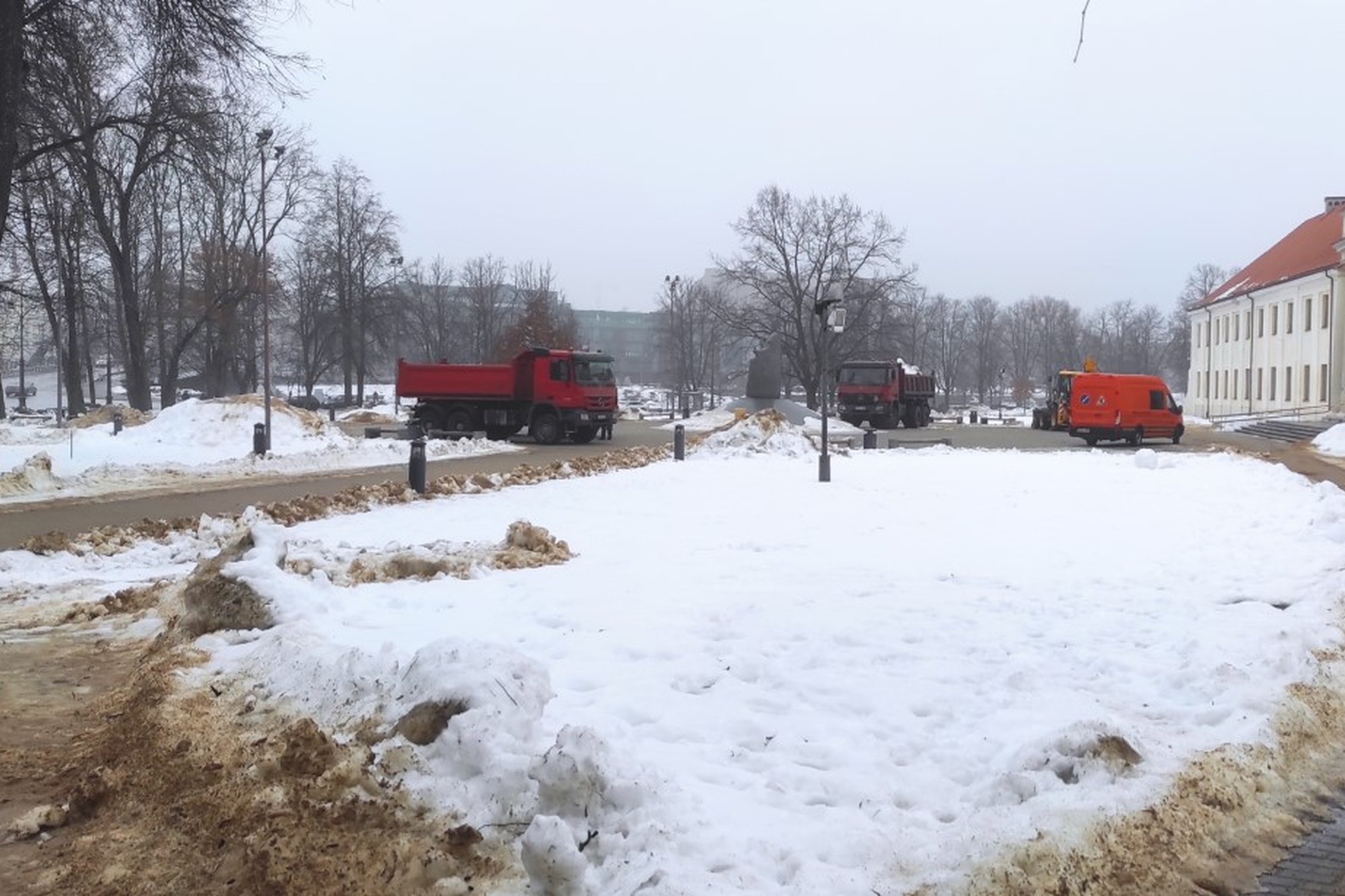 Žiemos pabaiga ir didelės sunkiasvorės mašinos prie Mindaugo paminklo išvežama sniegą, kuris susikaupė į didžiulę krūvą per visą žiemos sezoną.