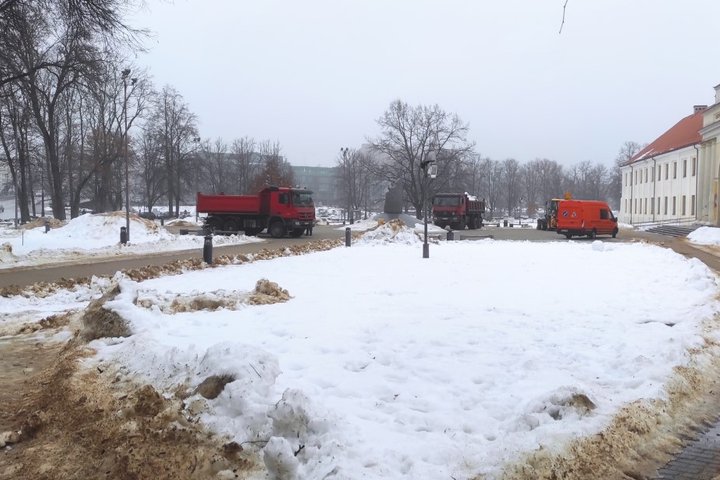  Žiemos pabaiga ir didelės sunkiasvorės mašinos prie Mindaugo paminklo išvežama sniegą, kuris susikaupė į didžiulę krūvą per visą žiemos sezoną.