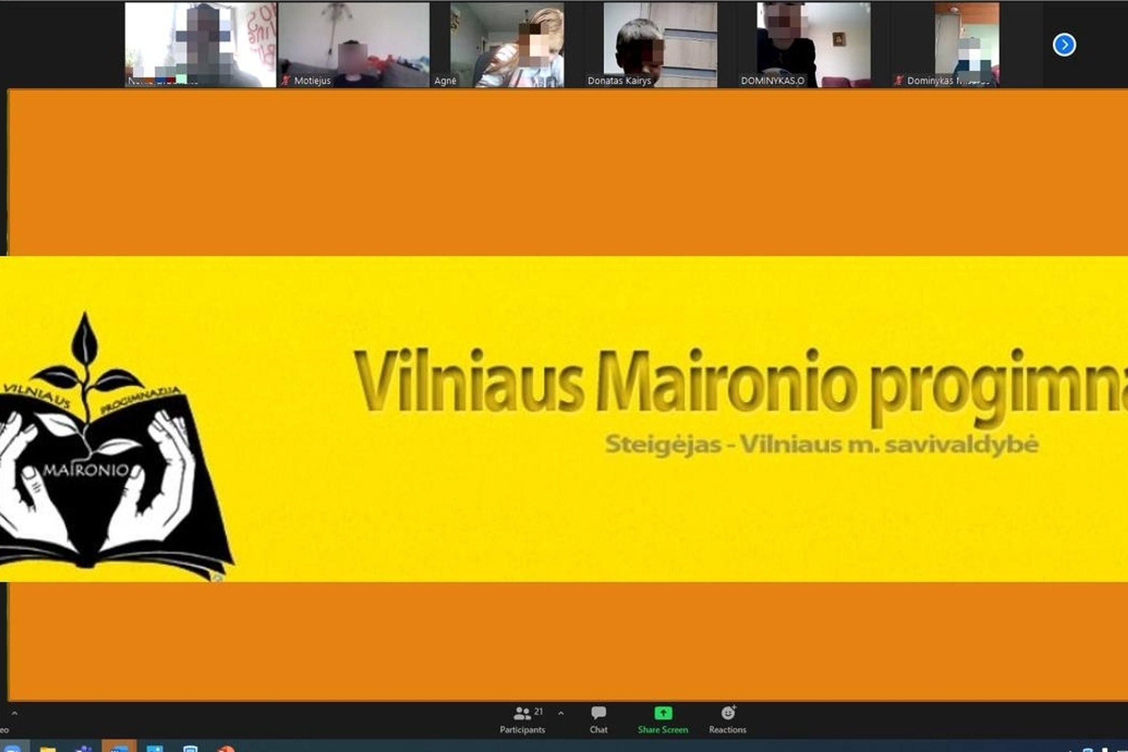 Vilniaus Maironio progimnazijos logotipas. Tai kompiuterio ekranas. Jame daug veidų - tai nuotoliniu būdu vykstančios edukacijos dalyviai.
