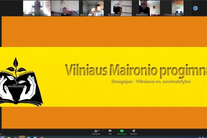 Vilniaus Maironio progimnazijos logotipas. Tai kompiuterio ekranas. Jame daug veidų - tai nuotoliniu būdu vykstančios edukacijos dalyviai.