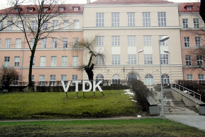 Vilniaus technologijų ir dizaino kolegijos pastatas. Priešais namą ant vejos yra sumontuotos didžiulės raidės VTDK.