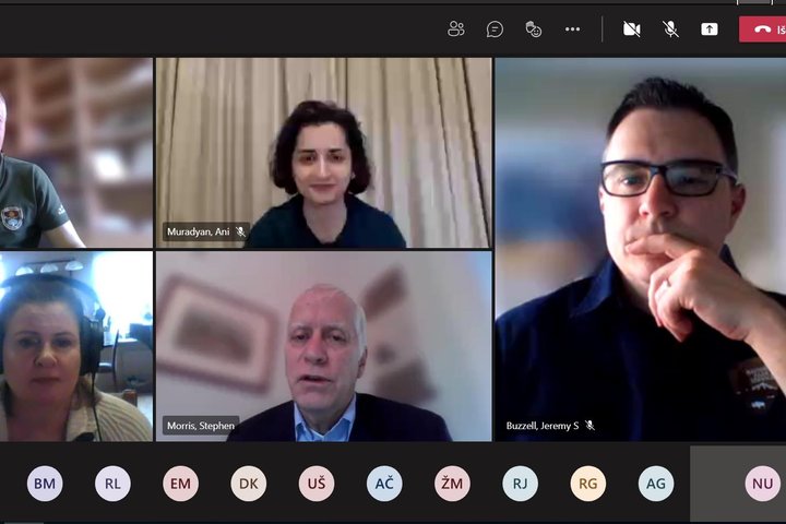 Virtualaus seminaro „Nacionalinių parkų prieinamumo žmonėms su negalia gerinimas“ ekrano vaizdas su kalbančiais dalyviais.
