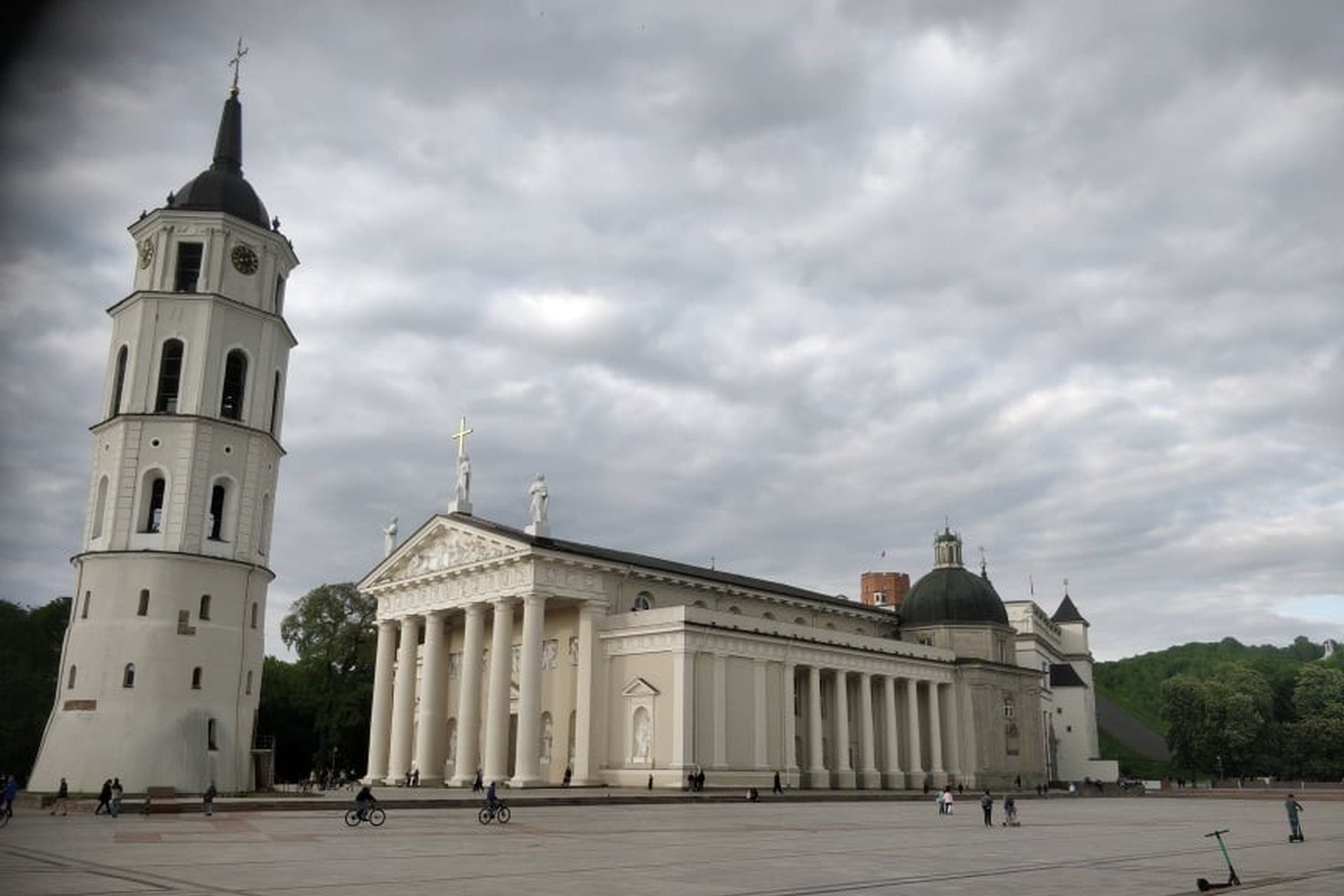 Vilniaus katedra ir aikštė prie jos. Kairėje katedros varpinė. Dangus labai aptrauktas debesimis.