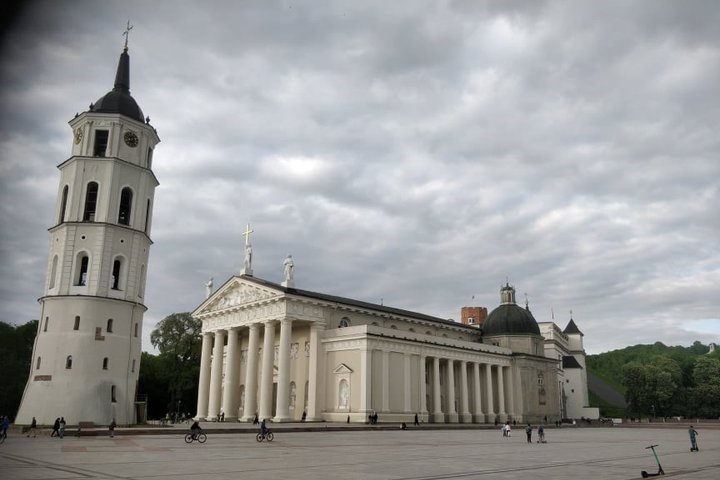 Vilniaus katedra ir aikštė prie jos. Kairėje katedros varpinė. Dangus labai aptrauktas debesimis.