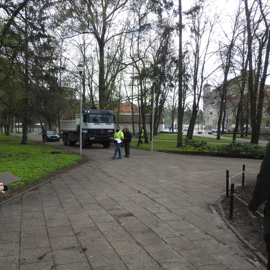 Pilių parke, Gedimino kalno papėdėje yra keičiamos senos šiukšlių dėžės į naujas. Nuotraukoje išvežamos senos, sulamdytos šiukšlių dėžės.