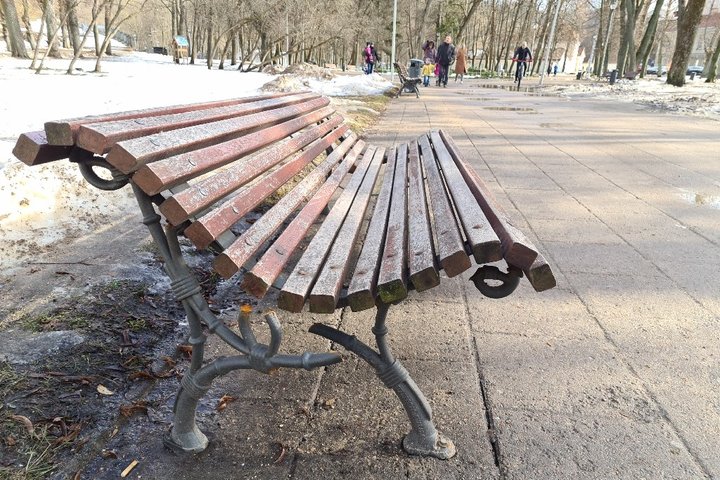 Sunkios žiemos neatlaikė lauko suoliuko kojos. Suolas yra Pilių parke. Suolas medinis, senas.