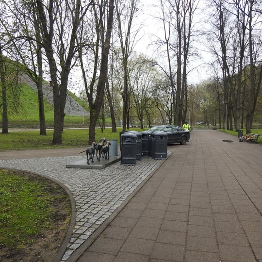 Pilių parke, Gedimino kalno papėdėje yra keičiamos senos šiukšlių dėžės į naujas. Nuotraukoje išvežamos senos, sulamdytos šiukšlių dėžės.