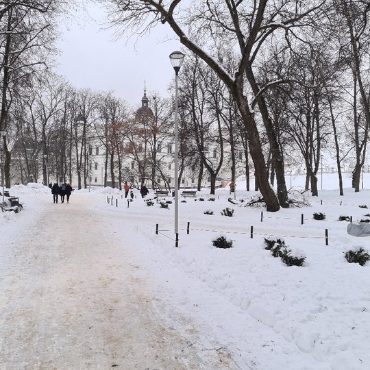 Užpustytas Pilių parkas. Ne visi takai nuvalyti, ne visos snieglaužos pašalintos, ne visos aikštelės patogios parkuotis.