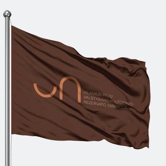 Plaikstosi Vilniaus pilių rezervato vėliava su nauju Vilniaus pilių logotipu.