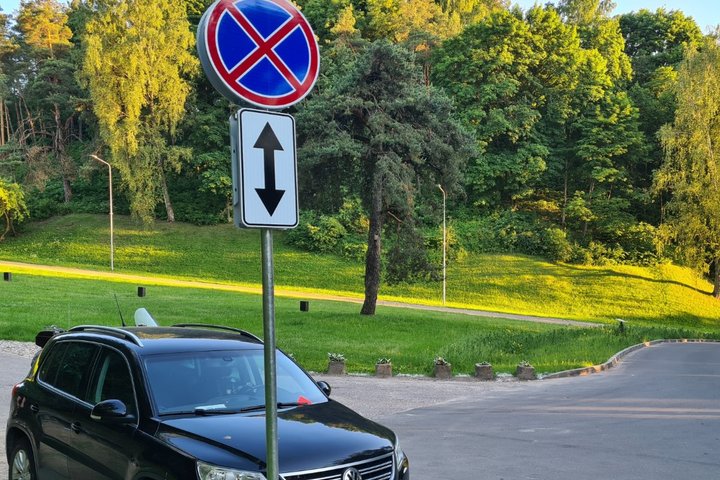 Draudžiantis parkuotis kelio ženklas. Kalnų parko estrados kelyje bei automobilių stovėjimo aikštelės pakraščiuose stovėti negalima. Ne visi Vilniaus pilių lankytojai paiso kelio ženklų ir turi savo „nuosavas vairavimo“ taisykles.