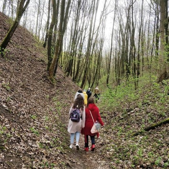 Pažintinė ekskursija po Kreivosios pilies teritoriją (Kalnų parką) su Vilniaus technologijų ir dizaino kolegijos studentais.