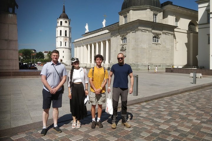 Susitikome su Trakų istorinio nacionalinio parko direkcijos Užutrakio dvaro savanorių centro atstovais ir ten šiuo metu gyvenančiais dviem savanoriais – korėjiete Elena Kim ir totoriu Ismet Suleimanov. Grupė žmonių pozuoja Vilniaus katedros aikštėje.