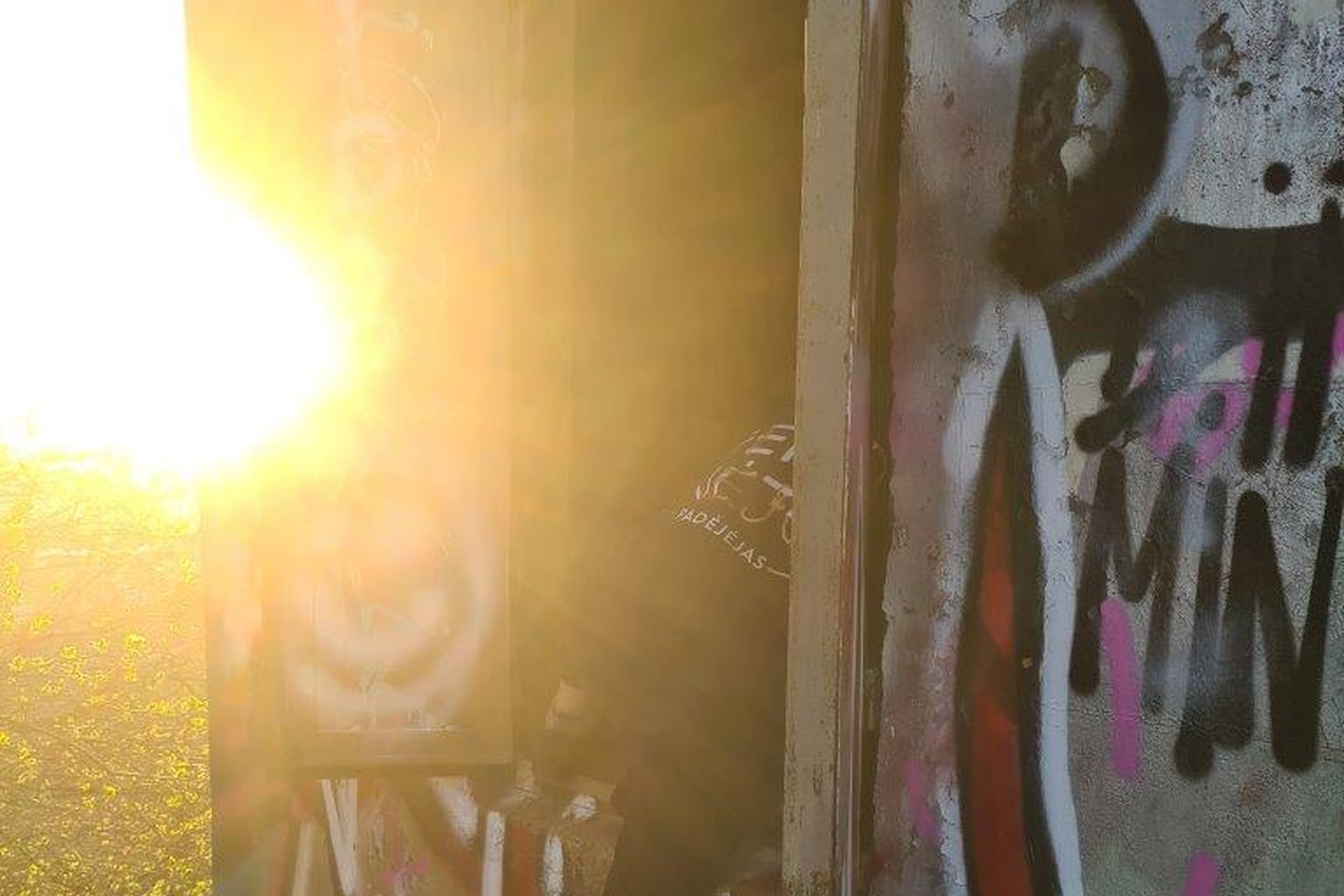 Altanos kalno betoninis bokštelis. Jo vios sienos padengtos graffiti piešiniais. Yra rakinami bokštelio langai.
