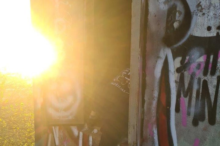 Altanos kalno betoninis bokštelis. Jo vios sienos padengtos graffiti piešiniais. Yra rakinami bokštelio langai.