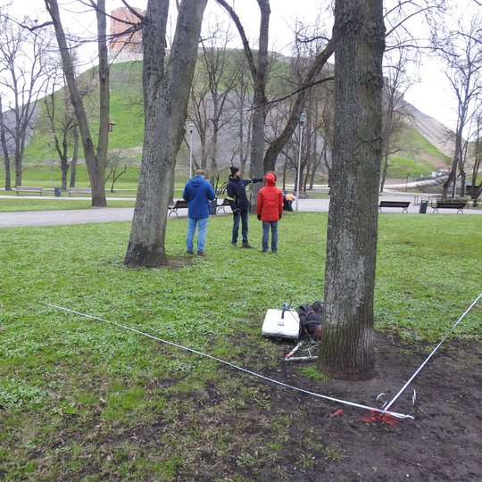 Atlikti geofiziniai lauko tyrimai. Naudojant georadarą, Pilių skvero centre atlikti matavimai, siekiant aptikti „dingusį“ Vilniaus Žemutinės pilies gynybinės sienos pietrytinį bokštą. Nuotraukos antrame plane stūkso Gedimino pilies kalnas.