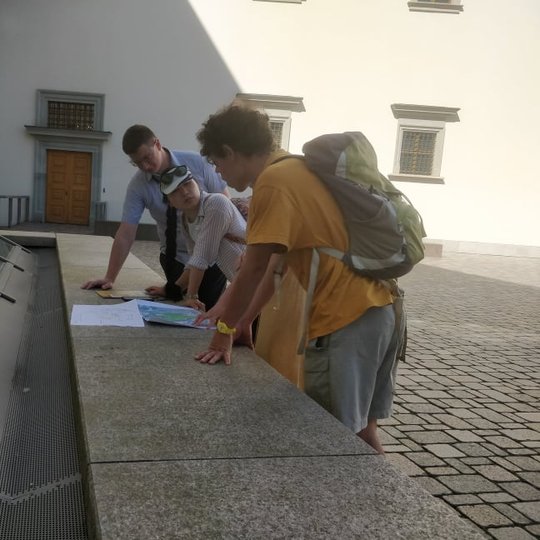 Susitikome su Trakų istorinio nacionalinio parko direkcijos Užutrakio dvaro savanorių centro atstovais ir ten šiuo metu gyvenančiais dviem savanoriais – korėjiete Elena Kim ir totoriu Ismet Suleimanov. Prisijungė ir kraštovaizdžio architektė Agnė Dailidai