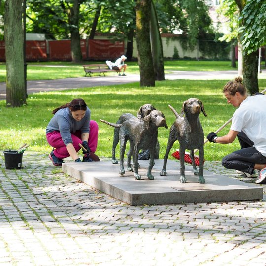 Savanoriai tvarko Sereikiškių parko rytinėje dalyje esančia skulptūrą Lietuvos skalikui: šluojamos postamentas, renkamos šiukšlės, ravimos tarp trinkelių užaugusios piktžolės.