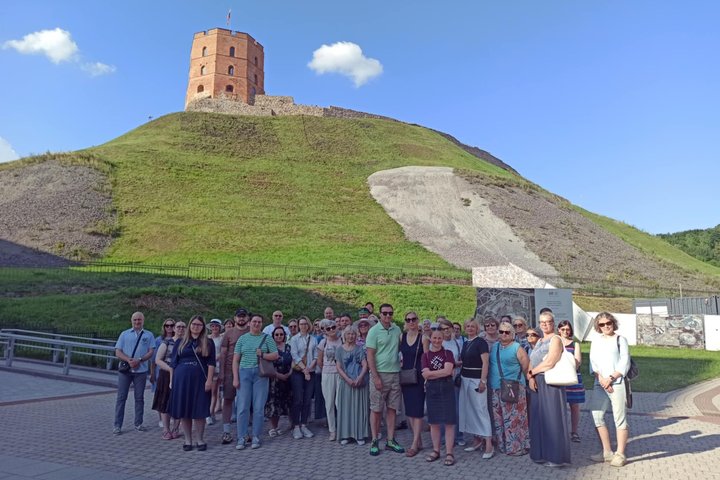 Nuotraukoje didelė žmonių grupė dalyvauja ekskursijoje