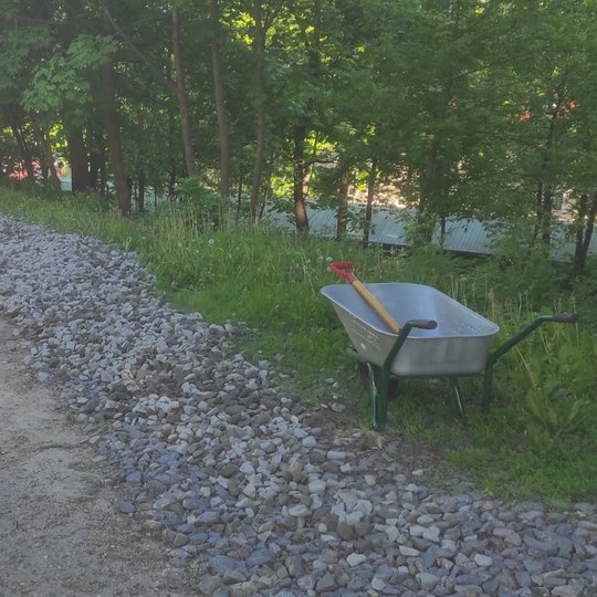 Stovi vieno rato karutis su skalda. Granitine skalda užlopyti paskutinai kelio pakraščio tarpai.