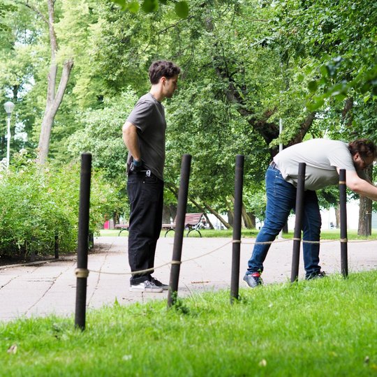 Prie Sereikiškių parko centrinėje dalyje esančio rožyno savanoriai tvarko laikinuosius atitvarus – perrišamos ir įtempiamos šių atitvarų virvės.