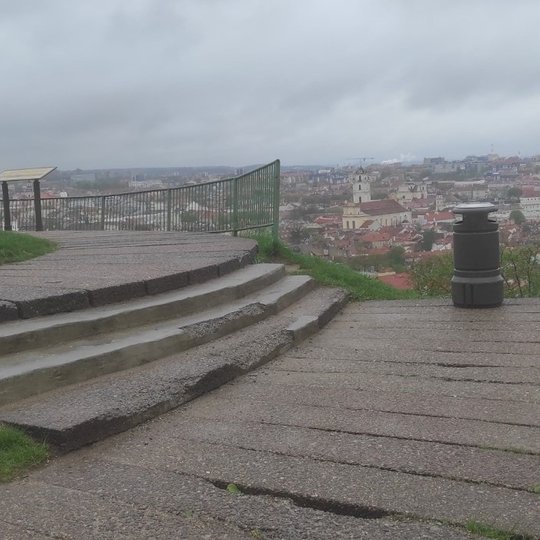 Trijų Kryžių paminklo aplinka, laiptai ir vaizdas į Vilnių. Jau atnešta ir pastatyta šiukšlių dėžė.