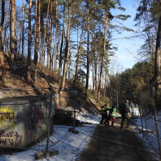 Šalinomos snieglaužos ir vėjovartos, keliančios pavojų lankytojams.