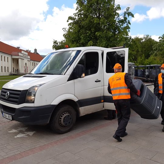 Naujomis šiukšlių dėžėmis aprūpinta karaliaus Mindaugo teritorija, takai šalia Katedros šiaurinės dalies ir takai link Senojo arsenalo. Senos šiukšlių dėžės išvežamos iš teritorijos.