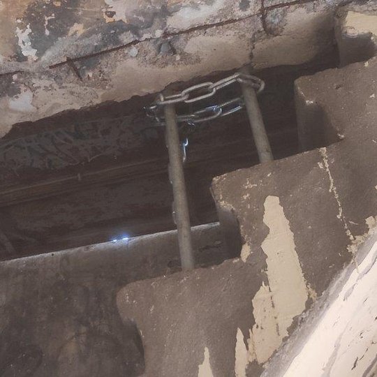 Altanos kalno betoninis bokštelio vidus. Užrakinamas liukas, per kurį galima patekti ant bokštelio stogo.