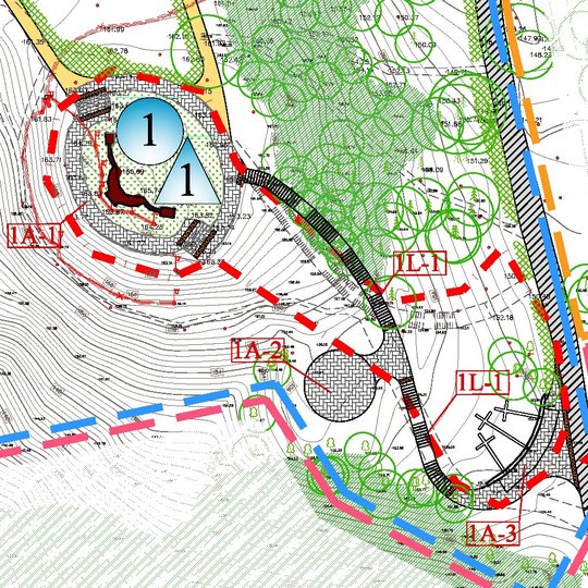Naujus laiptus, kurie būti pritaikyti ir asmenims, turintiems negalią, planuojama įrengti užsitikrinus pilnavertes ES investicijas Trijų Kryžių kalno sutvarkymui.</p> <p>Šiuo metu kreiptasi į Kultūros ministeriją dėl investicijų padidinimo. Tikimasi atsak