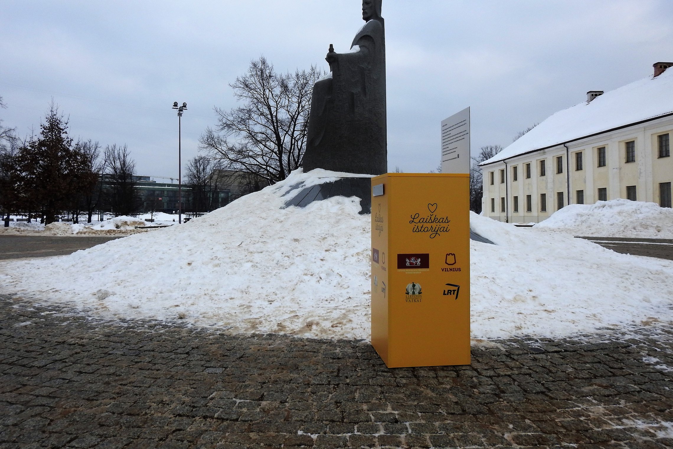 Vilniaus pilių teritorijoje, šalia Karaliaus Mindaugo paminklo stovi laiškų dėžutė, kuri laukia vaikų laiškų. Ji yra ryškios spalvos. Apinkui daug sniego.