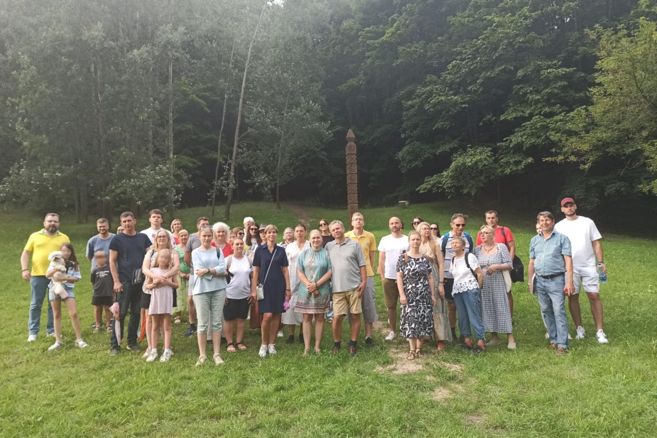 Ekskursijos „Vilniaus pilių tvirtovė ir parako miestas“ dalyviai susibūrė prie Bekešo kalno, kur gidas pasakojo apie XIX a. karinius įtvirtinimus. Istorijos entuziastai noriai klausėsi pasakojimų gamtos apsuptyje.