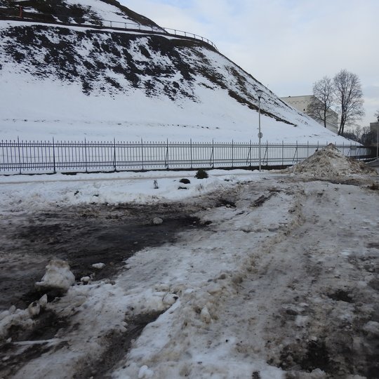 Nuotraukoje prodytas tas pats gėlynas žiemą, kai jis buvo suniokotas traktorių, kurie valo sniegą.