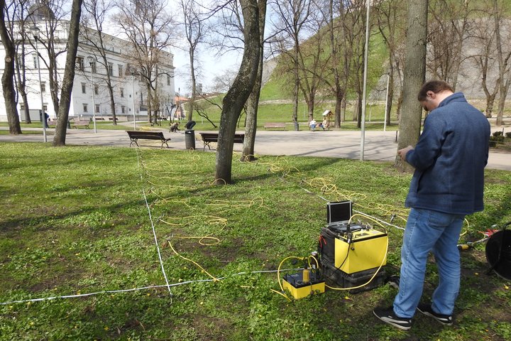 Gedimino kalno papėdėje vyksta tyrimai - dideliame plote atlikami geofiziniai lauko tyrimai ir elektrinės tomografijos metodu.