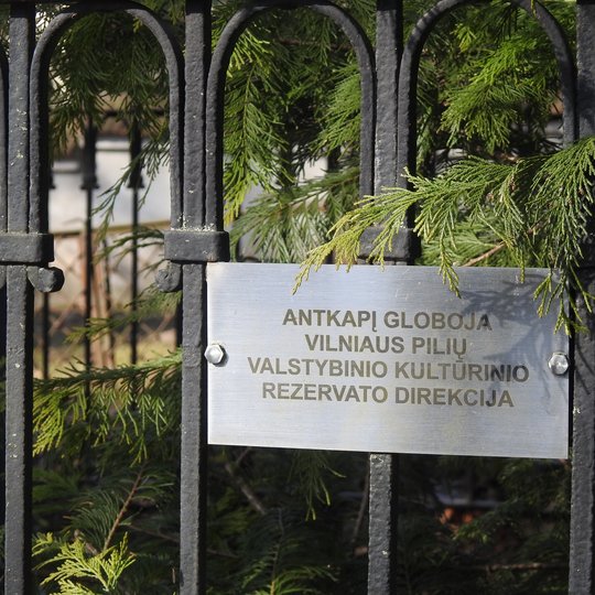 Bernardinų kapinės. Ant vartelių parašyta, kad du kapus tvarko Vilniaus pilių rezervato direkcija.