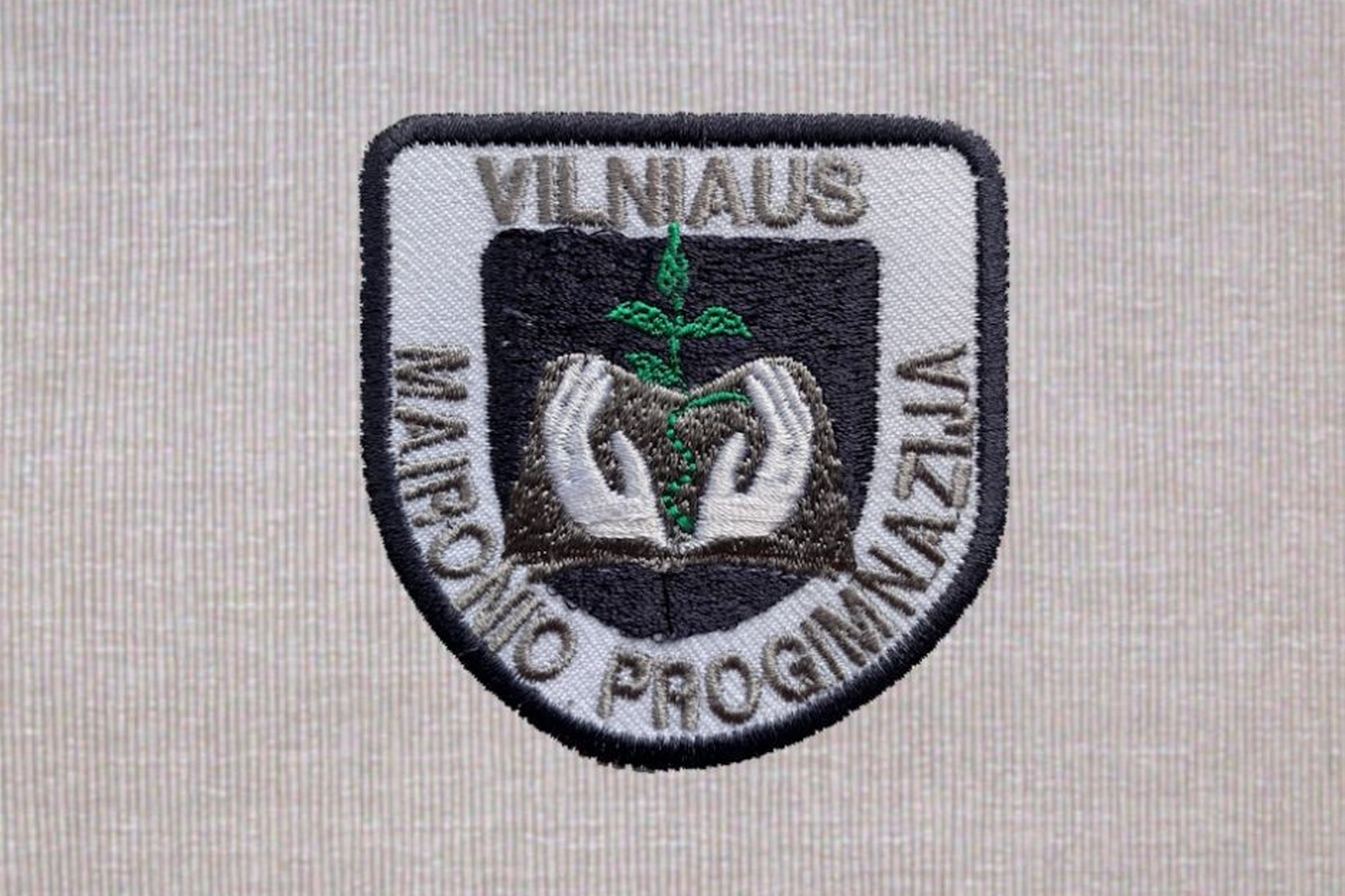 Vilniaus Maironio progimnazijos siuvinėtas logotipas.